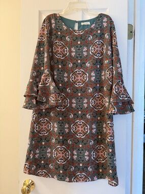 Gilli Green Medallion Print Long Sleeve Shift Dress
